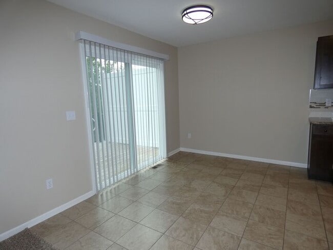 Building Photo - Beautiful Town Home!