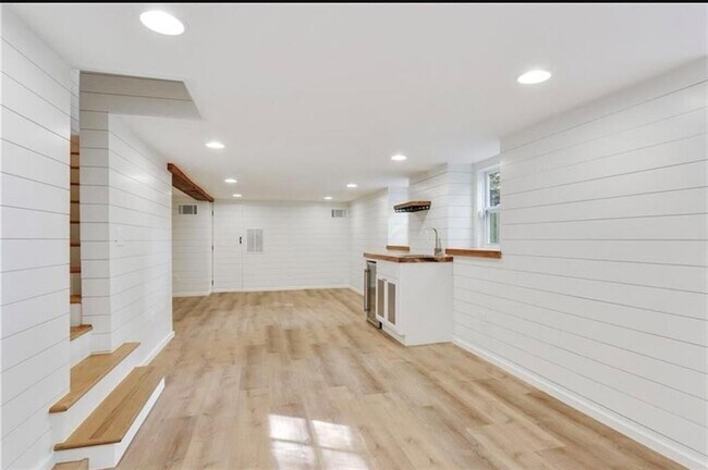 Building Photo - 2512 Brookwood Dr NE