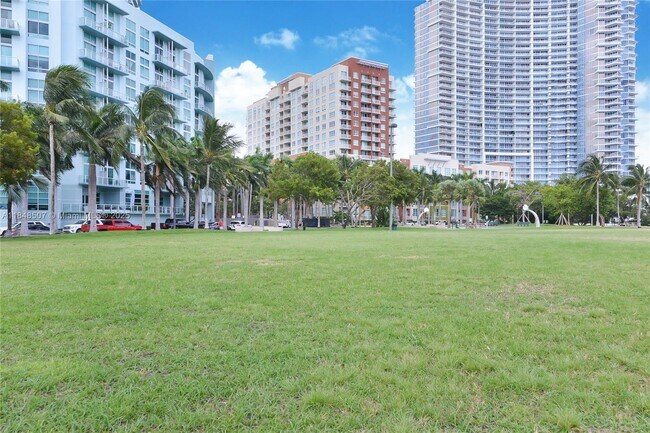 Building Photo - 1900 N Bayshore Dr