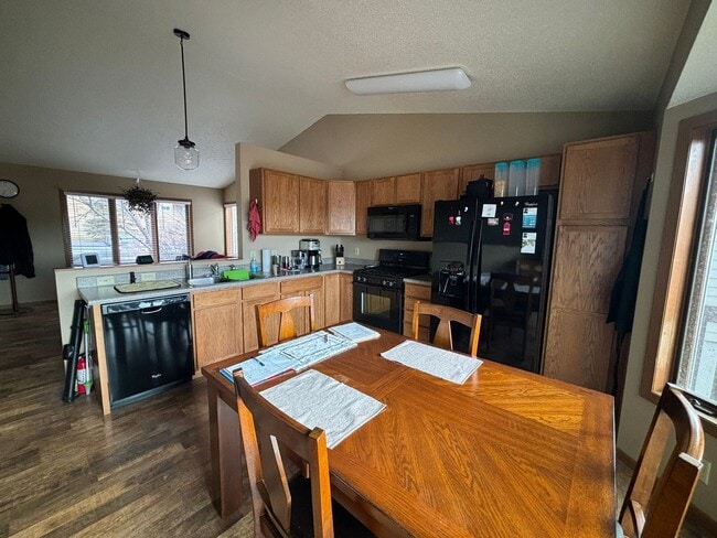 Building Photo - 3 BEDROOM | 2 BATH | GARAGE | SOUTH