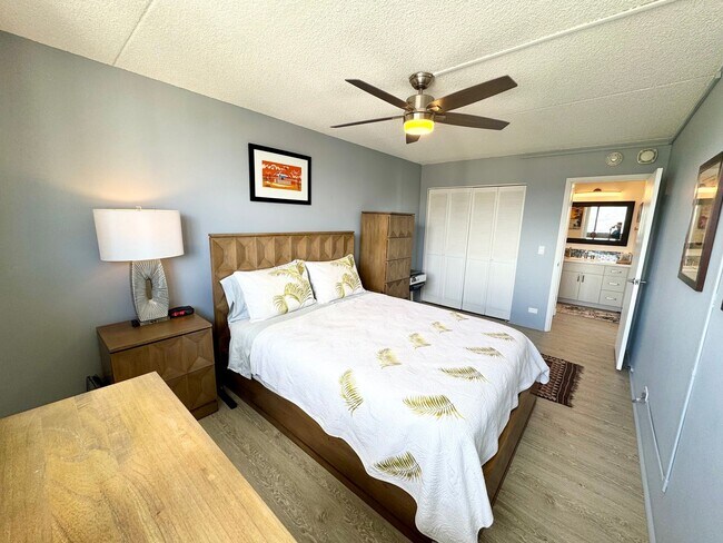 Building Photo - Renovated 1 bedroom with 1 parking at Roya...