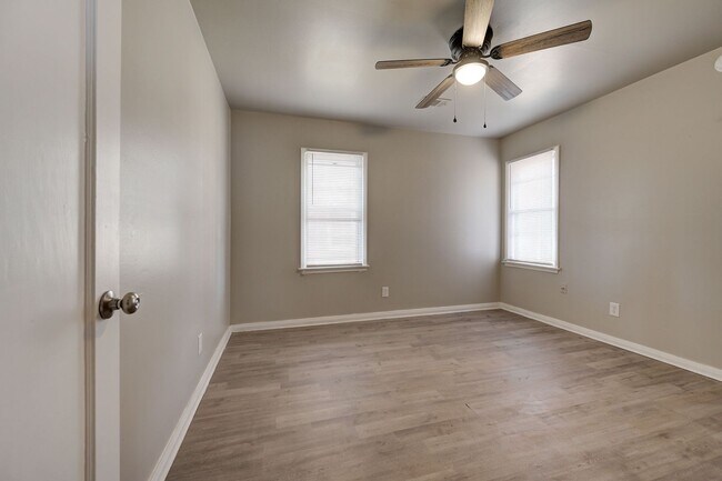 Building Photo - Newly remodeled Duplex in Midwest City