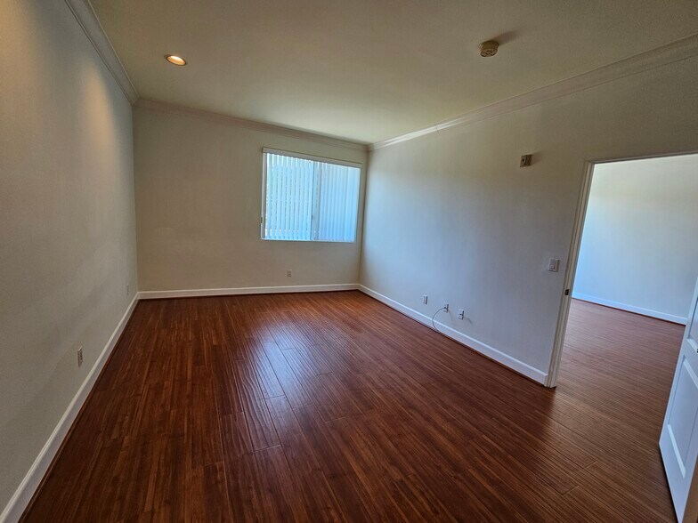 Building Photo - 390 S Sepulveda Blvd