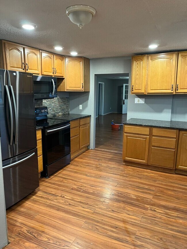 Building Photo - 3BR House | Garage + W/D Included | Large Yard | Pets Welcome | Chanute KS | Available April 8