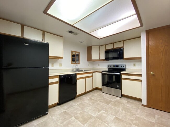 Building Photo - 1BR/1Bath Condo w/Single Car Garage