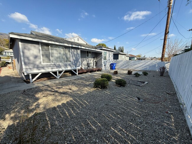 Building Photo - Charming 3-Bedroom Home for Rent in La Cre...