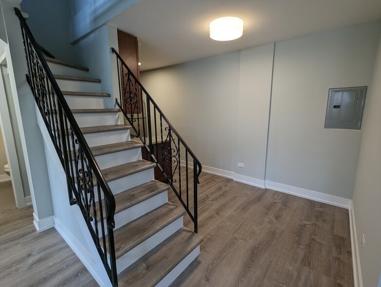 Building Photo - 456 W Barry Ave