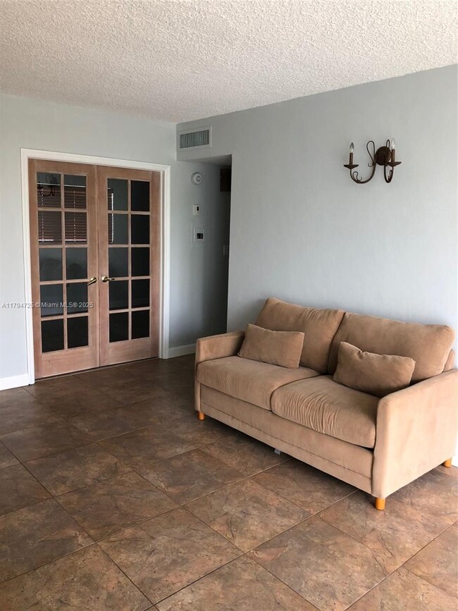 Building Photo - 2539 Bayshore Dr