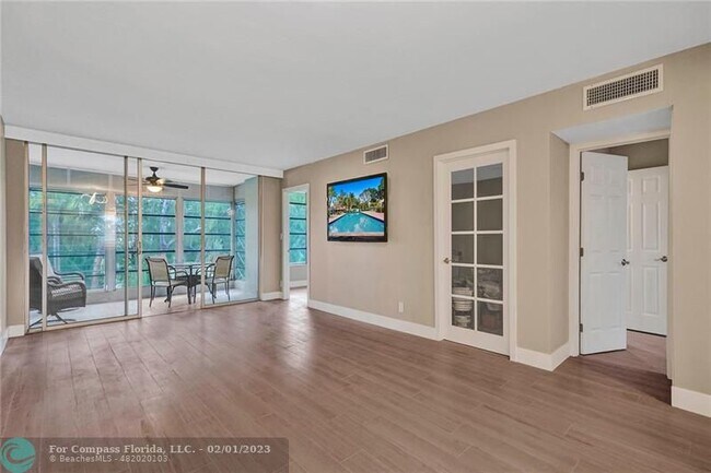 Building Photo - 3051 S Palm Aire Dr