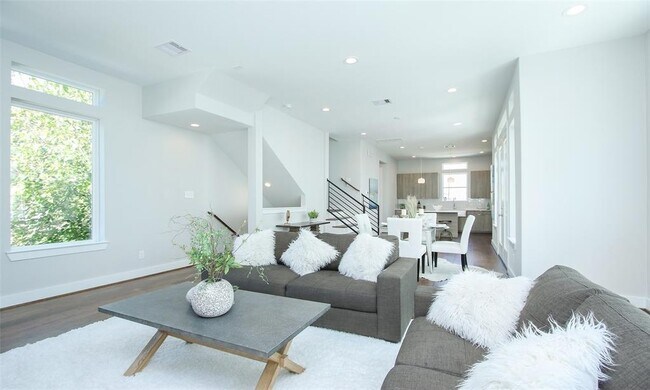 Building Photo - 5903 Val Verde St