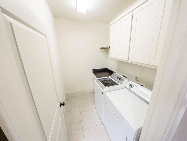 Building Photo - 736 Nicholson St