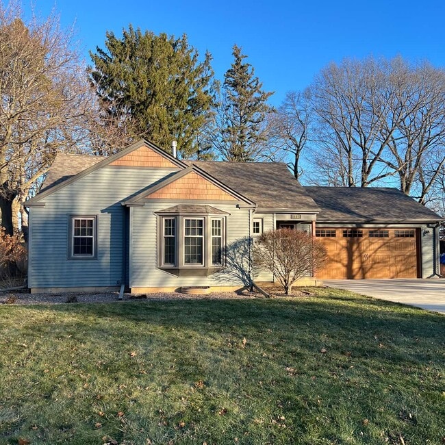 Building Photo - 1131 Colonial Dr E