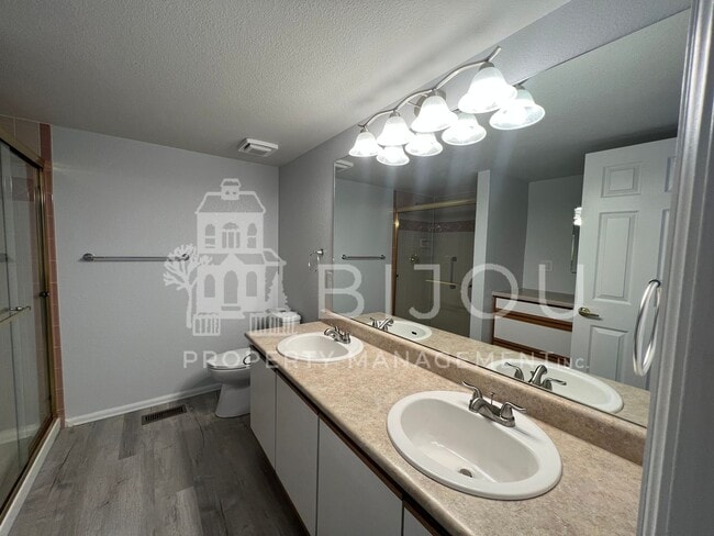 Building Photo - Spacious Rockrimmon Townhome