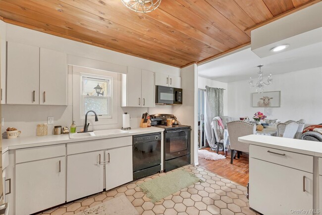 Building Photo - 10 Hanover Dr