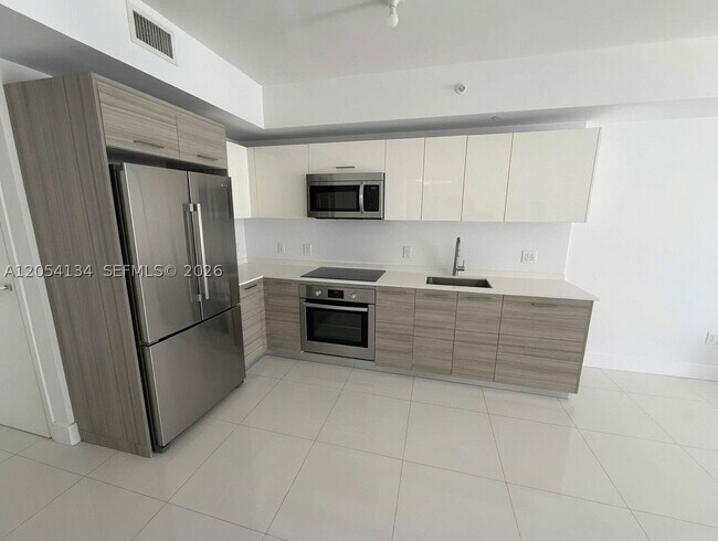 Building Photo - 1300 Brickell Bay Dr
