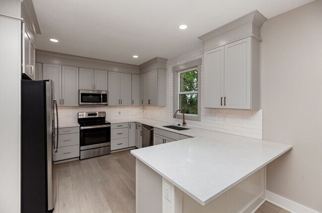 Building Photo - THOUGHTFULLY UPDATED!! 4 Bedroom, 3 Bathroom Home in Urbandale!