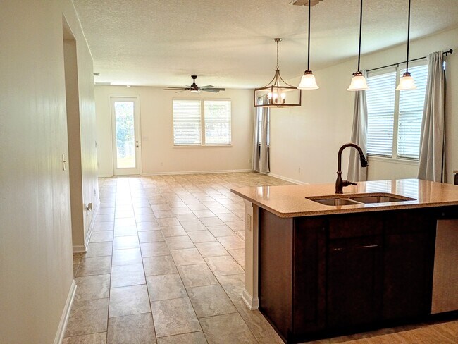 Building Photo - 112 Goldenrod Lake Dr