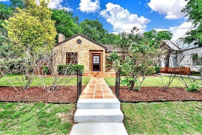 Building Photo - 608 W Hopkins St