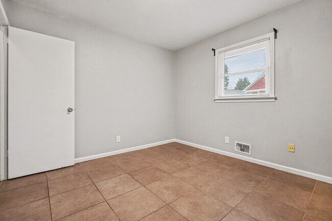 Building Photo - Nice 2BR/1BA Duplex in East Point!