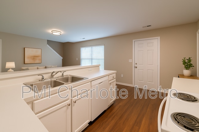 Building Photo - 1525 Crandon Dr