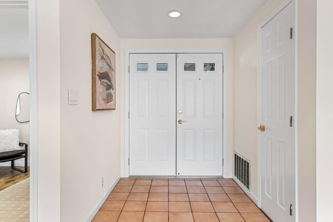 Building Photo - 464 Edelweiss Dr