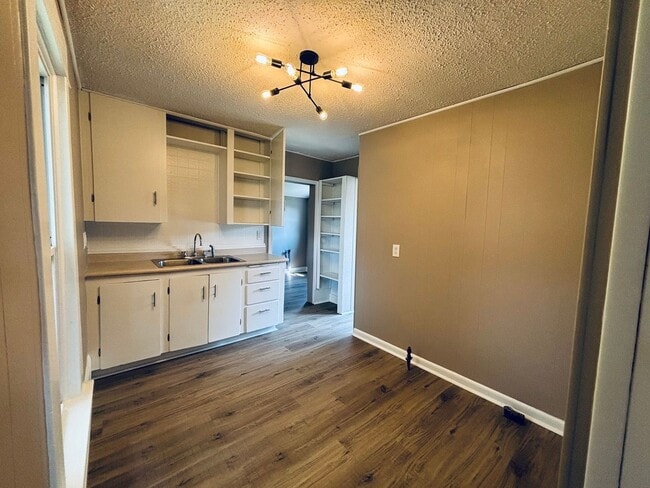 Building Photo - 404 N Georgie Ave