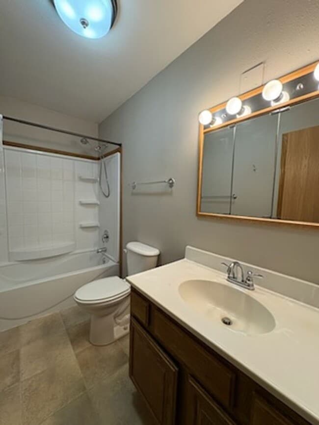 Building Photo - 3 BED | 2 BATH | SINGLE LEVEL | NORTH