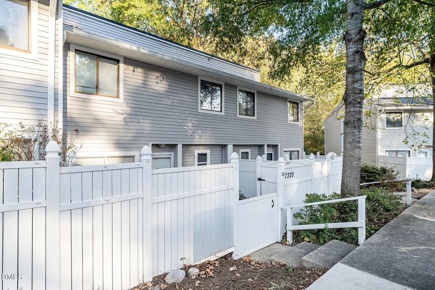 Building Photo - Room in Townhome on Sandy Creek Dr