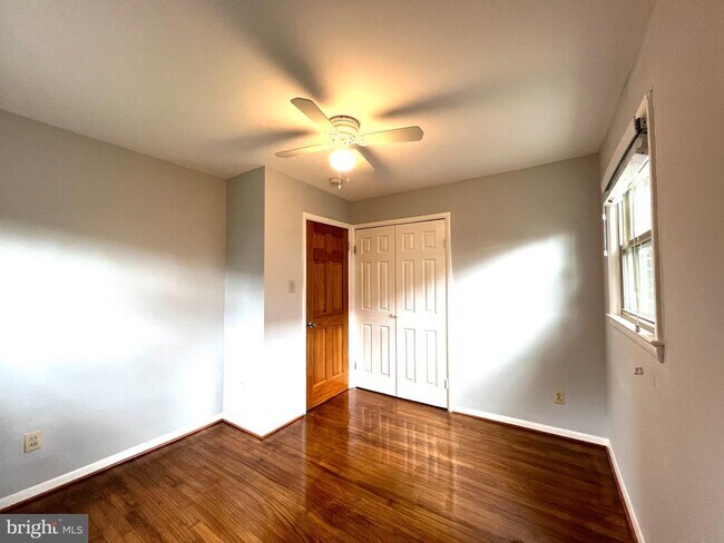 Building Photo - 2220 Primrose Dr