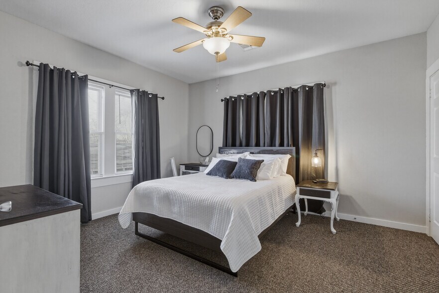 Building Photo - 701 Pine St