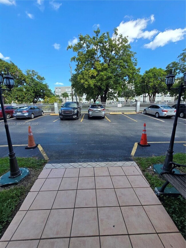 Building Photo - 120 Royal Palm Rd