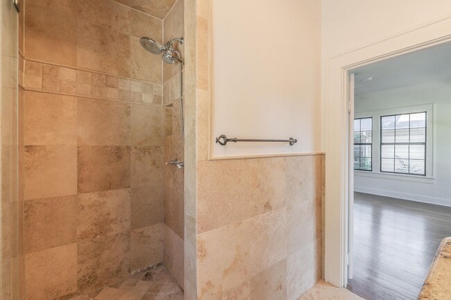 Building Photo - CHARMING and UPDATED 3/2 in The Cultural District