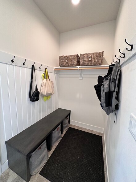 Main Level Mudroom - 2913 Latigo Trce