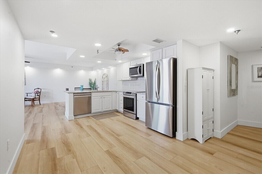 Building Photo - 7430 Sunshine Skyway Ln S