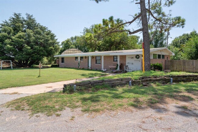 Building Photo - 2200 US-81