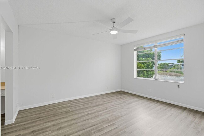 Building Photo - 5335 NW 10th Ct