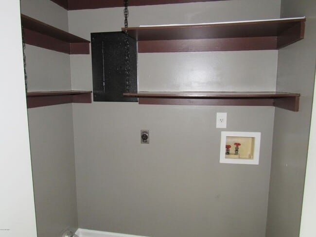 Building Photo - 2 BR 2 BA Duplex