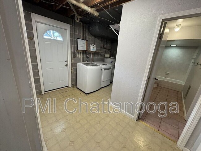 Building Photo - 4240 Crestview Dr