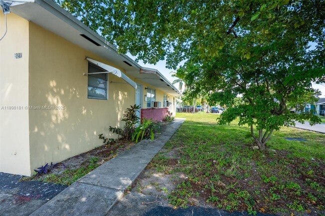 Building Photo - 821 SW 7th Ave