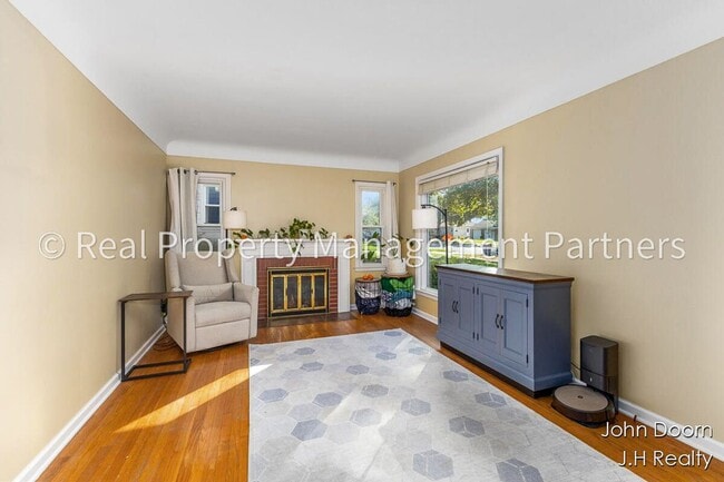 Building Photo - Spacious 3-Bedroom Home in Alger Heights – Modern Kitchen, Private Yard & Garage