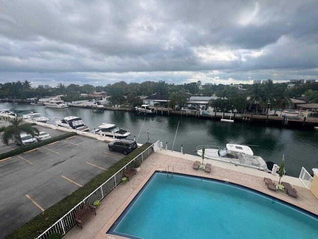 Building Photo - 2000 NE 135th St