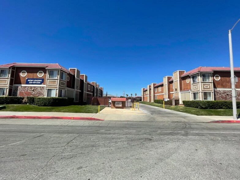 Building Photo - 38719-38729 10th St E