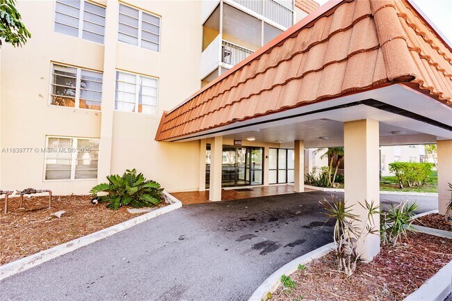 Building Photo - 4152 Inverrary Dr