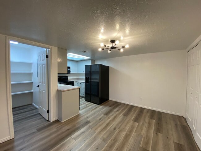 Building Photo - REMODELED 2 BEDROOM UNIT DOWNTOWN ST. GEORGE!