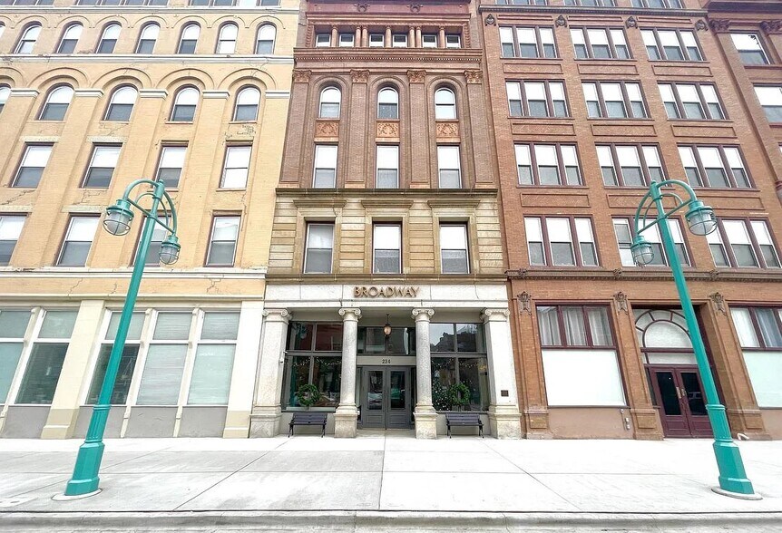 Building Photo - 234 N Broadway