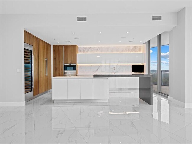 Building Photo - 701 S Fort Lauderdale Beach Blvd