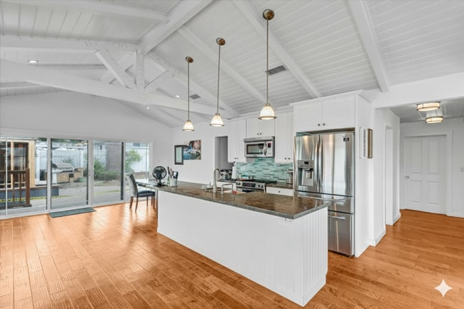 Building Photo - 3335 Riviera Dr