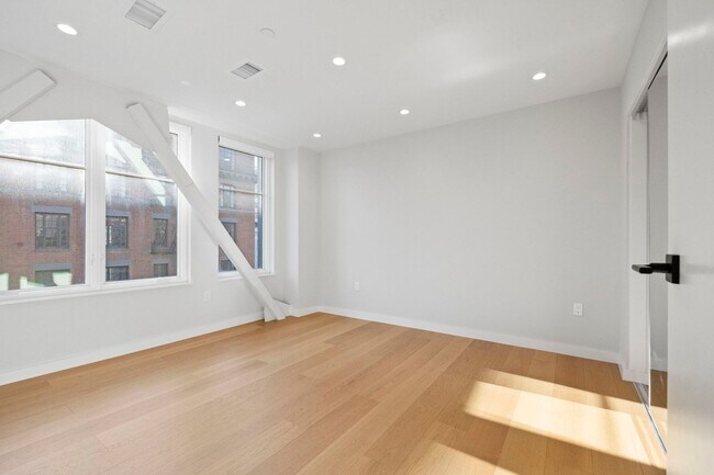 Building Photo - 693 Sutter St