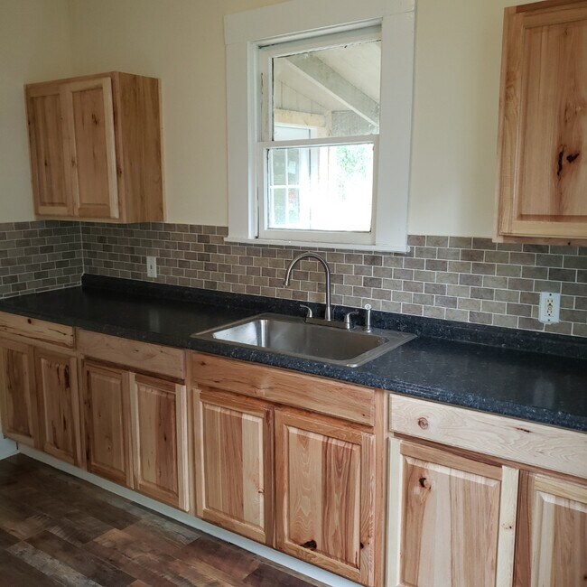 Building Photo - 1017 W 4th St