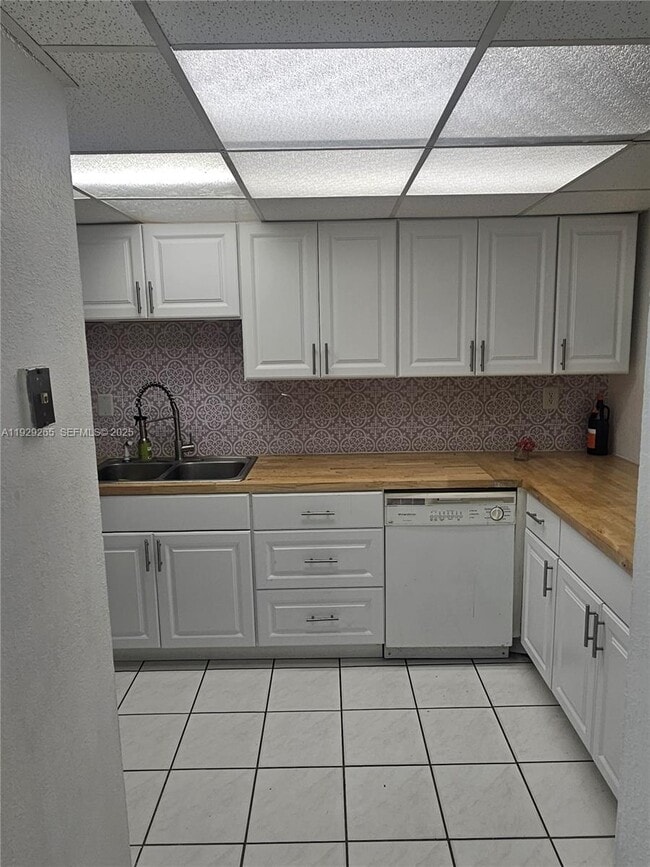 Building Photo - 10000 NW 80th Ct